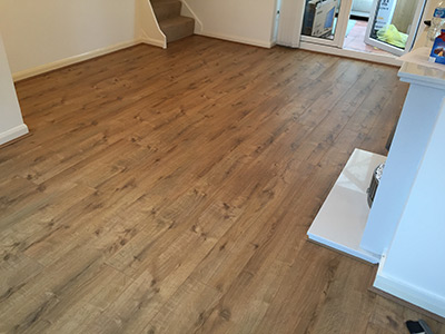 Laminate flooring with knotty wood effect